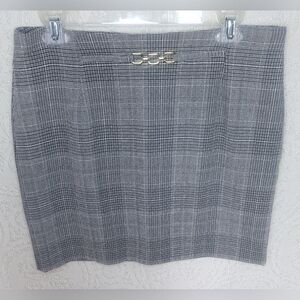 H&M Black and White Checkered Mini Skirt with Gold Accent - M
